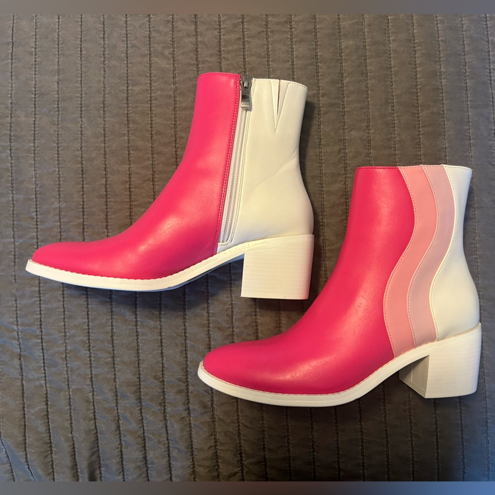 MCLC Fuscia Wavy Boot